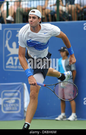 Luglio 23, 2011 - Norcross, Georgia, Stati Uniti d'America - John Isner (USA) Guarda il suo servire a Gilles Muller (LUX) durante la semifinale partita. John Isner sconfitto Gilles Muller in tre set 7-5, 6-7, 6-1 in semifinale partita di sabato in Atlanta i campionati di tennis al Racquet Club del sud in Norcross, GA. (Credito Immagine: © David Douglas/Southcreek globale/ZUMA Foto Stock