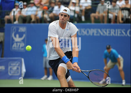 Luglio 23, 2011 - Norcross, Georgia, Stati Uniti d'America - John Isner (USA) avanza verso la rete per questo scritto durante la semifinale partita. John Isner sconfitto Gilles Muller in tre set 7-5, 6-7, 6-1 in semifinale partita di sabato in Atlanta i campionati di tennis al Racquet Club del sud in Norcross, GA. (Credito Immagine: © David Douglas/Southcreek globale/ZUM Foto Stock