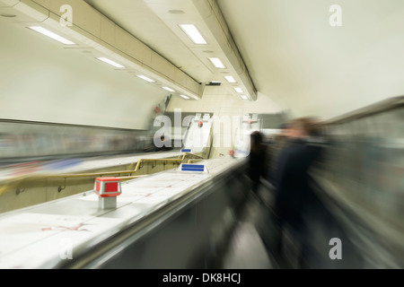 La metropolitana di Londra. Persone che viaggiano su delle scale mobili in metropolitana Foto Stock