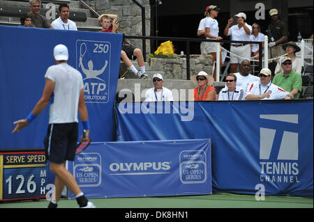 Luglio 23, 2011 - Norcross, Georgia, Stati Uniti d'America - John Isner (USA) alza le spalle le spalle al suo allenatore Craig Boynton durante la semifinale partita. John Isner sconfitto Gilles Muller in tre set 7-5, 6-7, 6-1 in semifinale partita di sabato in Atlanta i campionati di tennis al Racquet Club del sud in Norcross, GA. (Credito Immagine: © David Douglas/Southcreek Glob Foto Stock