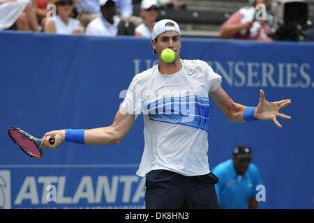 Luglio 23, 2011 - Norcross, Georgia, Stati Uniti d'America - John Isner (USA) mantiene il suo occhio sulla palla durante la semifinale partita. John Isner sconfitto Gilles Muller in tre set 7-5, 6-7, 6-1 in semifinale partita di sabato in Atlanta i campionati di tennis al Racquet Club del sud in Norcross, GA. (Credito Immagine: © David Douglas/Southcreek globale/ZUMAPRESS.com) Foto Stock