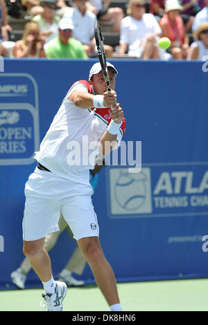 Luglio 23, 2011 - Norcross, Georgia, Stati Uniti d'America - Gilles Muller (LUX) colpisce uno scomodo scritto contro John Isner (USA) durante la semifinale partita. John Isner sconfitto Gilles Muller in tre set 7-5, 6-7, 6-1 in semifinale partita di sabato in Atlanta i campionati di tennis al Racquet Club del sud in Norcross, GA. (Credito Immagine: © David Douglas/Southcreek Foto Stock