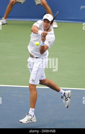 Luglio 23, 2011 - Norcross, Georgia, Stati Uniti d'America - Gilles Muller (LUX) colpi di rovescio durante la semifinale partita. John Isner sconfitto Gilles Muller in tre set 7-5, 6-7, 6-1 in semifinale partita di sabato in Atlanta i campionati di tennis al Racquet Club del sud in Norcross, GA. (Credito Immagine: © David Douglas/Southcreek globale/ZUMAPRESS.com) Foto Stock