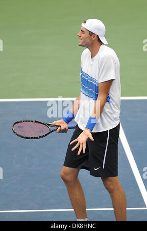 Luglio 23, 2011 - Norcross, Georgia, Stati Uniti d'America - John Isner (USA) mantiene le sue mani mettere in discussione il suo tiro scelta durante la semifinale partita. John Isner sconfitto Gilles Muller in tre set 7-5, 6-7, 6-1 in semifinale partita di sabato in Atlanta i campionati di tennis al Racquet Club del sud in Norcross, GA. (Credito Immagine: © David Douglas/Southcreek Glob Foto Stock