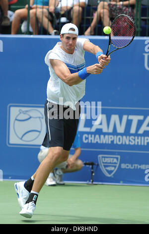 Luglio 23, 2011 - Norcross, Georgia, Stati Uniti d'America - John Isner (USA) colpi di rovescio durante la semifinale partita. John Isner sconfitto Gilles Muller in tre set 7-5, 6-7, 6-1 in semifinale partita di sabato in Atlanta i campionati di tennis al Racquet Club del sud in Norcross, GA. (Credito Immagine: © David Douglas/Southcreek globale/ZUMAPRESS.com) Foto Stock