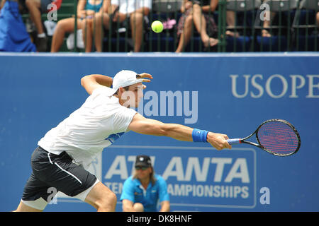 Luglio 23, 2011 - Norcross, Georgia, Stati Uniti d'America - John Isner (USA) raggiunge per il rovescio durante la semifinale partita. John Isner sconfitto Gilles Muller in tre set 7-5, 6-7, 6-1 in semifinale partita di sabato in Atlanta i campionati di tennis al Racquet Club del sud in Norcross, GA. (Credito Immagine: © David Douglas/Southcreek globale/ZUMAPRESS.com) Foto Stock