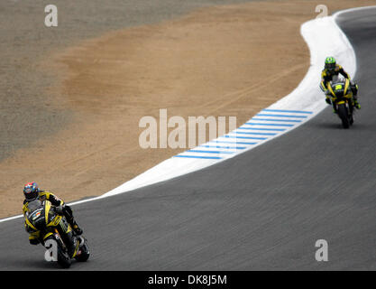 Luglio 24, 2011 - Monterey, California, Stati Uniti - Colin Edwards degli USA porta il suo compagno di squadra Cal Crutchlow in giro tre durante il warm up giri nel giorno finale della Red Bull U.S. Il Grand Prix al Mazda Raceway Laguna Seca a Monterey in California domenica 24 luglio, 2011. (Credito Immagine: © David Royal/Monterey Herald/ZUMAPRESS.com) Foto Stock