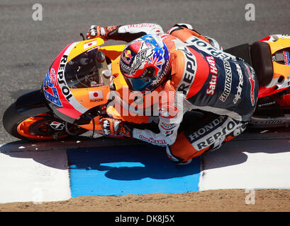 Luglio 24, 2011 - Monterey, California, Stati Uniti - Repsol Honda Team rider Casey Stoner di Australia rotola verso il cavatappi durante la Red Bull U.S. Il Grand Prix al Mazda Raceway Laguna Seca a Monterey in California domenica 24 luglio, 2011. Stoner ha vinto la gara. (Credito Immagine: © David Royal/Monterey Herald/ZUMAPRESS.com) Foto Stock