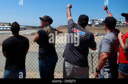 Luglio 24, 2011 - Monterey, California, Stati Uniti - Ventilatori sollevare le braccia al giro 10 come Stoner passa Lorenzo durante la Red Bull U.S. Il Grand Prix al Mazda Raceway Laguna Seca a Monterey in California domenica 24 luglio, 2011. (Credito Immagine: © David Royal/Monterey Herald/ZUMAPRESS.com) Foto Stock