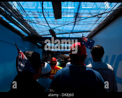 Luglio 24, 2011 - Monterey, California, Stati Uniti - Casey Stoner ventilatori attraversare l'inizio/ fine ponte con bandiere australiano attaccato ai loro cappelli durante la Red Bull U.S. Il Grand Prix al Mazda Raceway Laguna Seca a Monterey in California domenica 24 luglio, 2011. Stoner ha vinto la gara. (Credito Immagine: © David Royal/Monterey Herald/ZUMAPRESS.com) Foto Stock