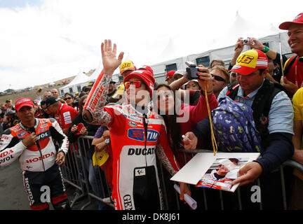 Luglio 24, 2011 - Monterey, California, Stati Uniti - Ducati team racer Nicky Hayden degli USA onde ai tifosi dopo il warm up giri nel giorno finale della Red Bull U.S. Il Grand Prix al Mazda Raceway Laguna Seca a Monterey in California domenica 24 luglio, 2011. (Credito Immagine: © David Royal/Monterey Herald/ZUMAPRESS.com) Foto Stock