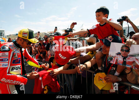 Luglio 24, 2011 - Monterey, California, Stati Uniti - Santiago Ballen, in alto a destra, 5, di Seattle mani il suo cappello a Valetino rossi d'Italia dopo il warm up giri nel giorno finale della Red Bull U.S. Il Grand Prix al Mazda Raceway Laguna Seca a Monterey in California domenica 24 luglio, 2011. (Credito Immagine: © David Royal/Monterey Herald/ZUMAPRESS.com) Foto Stock