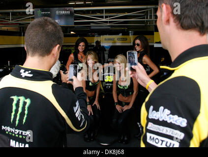 Luglio 24, 2011 - Monterey, California, Stati Uniti - Tech 3 Yamaha meccanica scatta le foto dei loro umbrulla ragazze durante il warm up giri nel giorno finale della Red Bull U.S. Il Grand Prix al Mazda Raceway Laguna Seca a Monterey in California domenica 24 luglio, 2011. (Credito Immagine: © David Royal/Monterey Herald/ZUMAPRESS.com) Foto Stock