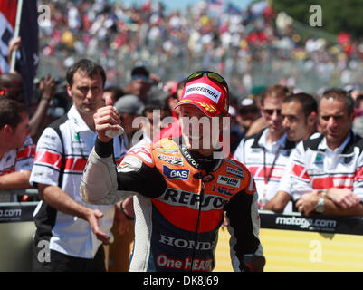 Luglio 24, 2011 - Monterey, California, Stati Uniti - Repsol Honda Team racer Casey Stoner di Australia dà il pollice in alto dopo la vittoria della Red Bull U.S. Il Grand Prix al Mazda Raceway Laguna Seca a Monterey in California domenica 24 luglio, 2011. (Credito Immagine: © David Royal/Monterey Herald/ZUMAPRESS.com) Foto Stock