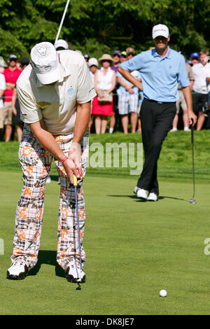 Luglio 24, 2011 - Vancouver, British Columbia, Canada - John Daly mette come Sean O'capelli orologi al RBC Canadian Open a Vancouver. (Credito Immagine: © James Healey Southcreek/Global/ZUMAPRESS.com) Foto Stock