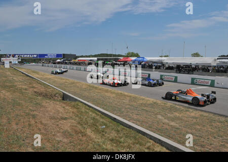 Luglio 24, 2011 - Bowmanville, Ontario, Canada - la bandiera verde onde per avviare l'IMSA ALMS Grand Prix di Mosport. La gara si terrà a Mosport International Raceway Bowmanville in Ontario. (Credito Immagine: © Keith Hamilton/Southcreek globale/ZUMAPRESS.com) Foto Stock