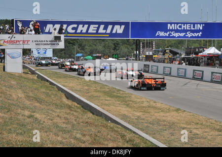 Luglio 24, 2011 - Bowmanville, Ontario, Canada - la bandiera verde onde per avviare l'IMSA ALMS Grand Prix di Mosport. La gara si terrà a Mosport International Raceway Bowmanville in Ontario. (Credito Immagine: © Keith Hamilton/Southcreek globale/ZUMAPRESS.com) Foto Stock