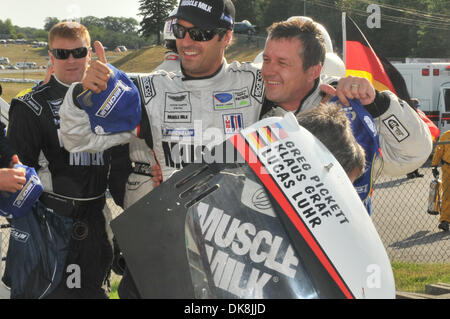 Luglio 24, 2011 - Bowmanville, Ontario, Canada - Lucas Luhr e Klaus Graf celebrano il loro vincitore dell'IMSA ALMS Grand Prix di Mosport. La gara si terrà a Mosport International Raceway Bowmanville in Ontario. (Credito Immagine: © Keith Hamilton/Southcreek globale/ZUMAPRESS.com) Foto Stock