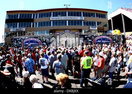 Luglio 24, 2011 - Morrison, Colorado, Stati Uniti - Tifosi si riuniscono per NHRA fan fest e pre-gara cerimonie presso la XXXII annuale Mile-High Mopar NHRA cittadini a Bandimere Speedway in Morrison, CO. (Credito Immagine: © Isaia Downing/Southcreek globale/ZUMApress.com) Foto Stock