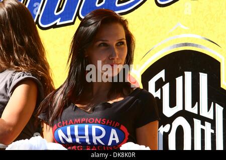 Luglio 24, 2011 - Morrison, Colorado, Stati Uniti - NHRA ragazze del circolo vincitori intrattenere il pubblico in occasione della trentaduesima annuale Mile-High Mopar NHRA cittadini a Bandimere Speedway in Morrison, CO. (Credito Immagine: © Isaia Downing/Southcreek globale/ZUMApress.com) Foto Stock