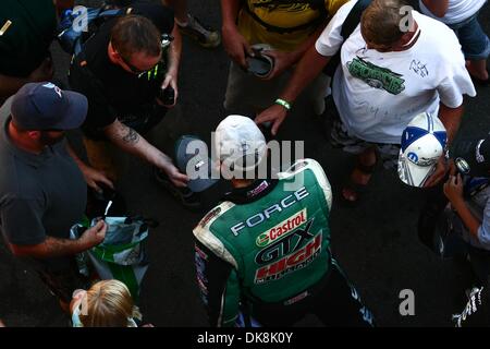 Luglio 24, 2011 - Morrison, Colorado, STATI UNITI - Giovanni vigore firma autografi per i tifosi in occasione della trentaduesima annuale Mile-High Mopar NHRA cittadini a Bandimere Speedway in Morrison, CO. (Credito Immagine: © Isaia Downing/Southcreek globale/ZUMApress.com) Foto Stock