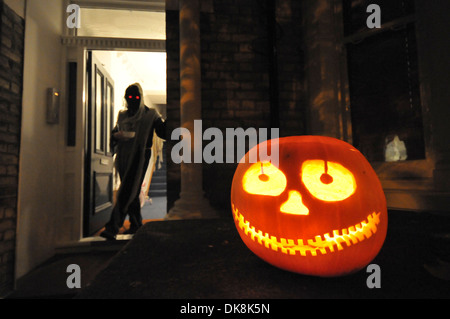 Una persona da brivido alla porta di una casa di Halloween Foto Stock