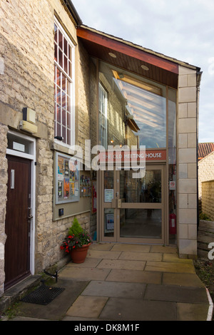 Ingresso al Centro delle Arti presso la vecchia casa incontri nella città mercato di Helmsley North Yorkshire England Regno Unito Foto Stock