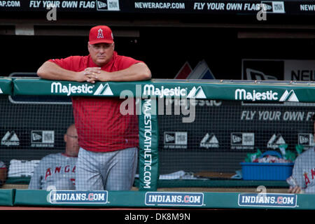 Luglio 26, 2011 - Cleveland, Ohio, Stati Uniti - Los Angeles manager Mike Scioscia (14) orologi da la piroga durante la partita contro Cleveland. Il Los Angeles Angeli sconfitto Cleveland Indians 2-1 a Progressive Field a Cleveland, Ohio. (Credito Immagine: © Frank Jansky/Southcreek globale/ZUMAPRESS.com) Foto Stock