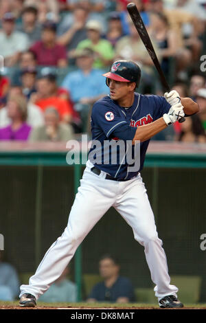 Luglio 26, 2011 - Cleveland, Ohio, Stati Uniti - Cleveland terzo baseman Lonnie Chisenhall (27) a bat durante il quarto inning contro Los Angeles. Il Los Angeles Angeli sconfitto Cleveland Indians 2-1 a Progressive Field a Cleveland, Ohio. (Credito Immagine: © Frank Jansky/Southcreek globale/ZUMAPRESS.com) Foto Stock