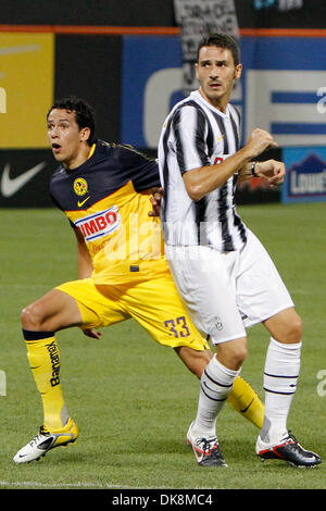 Luglio 26, 2011 - Flushing, New York, Stati Uniti - Club America defenceman Patricio Trevino (33) e la Juventus FC defenceman Leonardo Bonucci (19) reagiscono dopo un obiettivo non viene raggiunto durante la seconda metà del Mondo Herbalife sfida di calcio partita di calcio tra Juventus FC di Italia e Club America a Citi Field Flushing, New York. La Juventus FC di Italia sconfitto Club America 1-0. (Credito Foto Stock