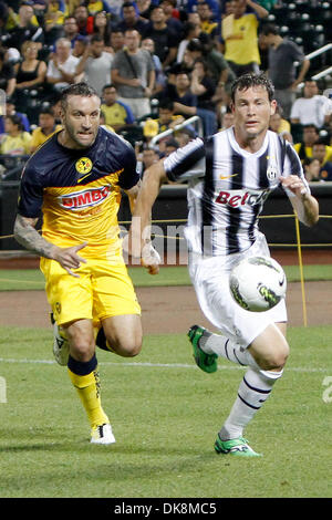 Luglio 26, 2011 - Flushing, New York, Stati Uniti - Club America avanti Matias Vuoso (30) (sinistra) e la Juventus FC defenceman Stephan Lichtsteiner 26 (a destra) per correre il pallone da calcio durante la seconda metà del Mondo Herbalife sfida Football Soccer Game al Citi Field Flushing, New York. La Juventus FC di Italia sconfitto Club America 1-0. (Credito Immagine: © Debby Wong/Southcreek globale/Z Foto Stock