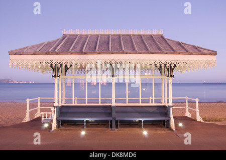 Inglese tradizionale stazione balneare. Un raffinato e vecchio stile vittoriano rifugio spiaggia sul lungomare Promenade a Weymouth nel Dorset, Inghilterra, Regno Unito. Foto Stock