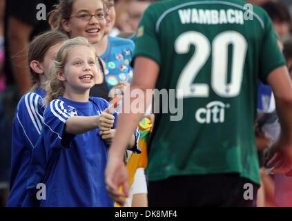 Luglio 27, 2011 - Boca Raton, Florida, Stati Uniti - BOCA Raton, FL magicJack vs Blue Sky FC a FAU...Bella Suarez, 10, Miami spera di ottenere un autografo da Abby Wambach durante il tempo di emisaturazione. (Credito Immagine: © Allen Eyestone/Palm Beach post/ZUMAPRESS.com) Foto Stock