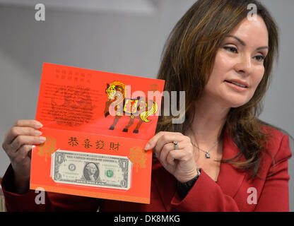 (131203) -- WASHINGTON D.C., dicembre 3, 2013 (Xinhua) -- STATI UNITI Tesoriere Rosie Rios visualizza il "Anno del cavallo' Lucky Money nota durante una conferenza stampa a Washington DC, capitale degli Stati Uniti, Dicembre 3, 2013. Gli Stati Uniti Dipartimento del Tesoro il martedì ha presentato la sua più recente aggiunta stagionale per il suo one-dollar-nota "denaro della fortuna" Collezione per celebrare il prossimo nuovo anno lunare cinese di cavallo in 2014. (Xinhua/Zhang Jun) Foto Stock