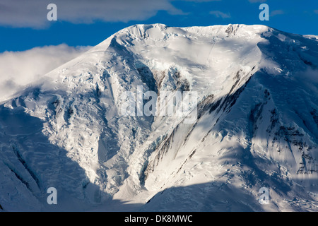 L'Antartide, Anvers Island, l'impostazione di sole illumina picchi di montagna lungo il canale Neumayer Foto Stock