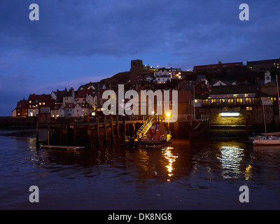 Whitby Porto inferiore e il RNLI scialuppa di salvataggio della stazione di notte Foto Stock