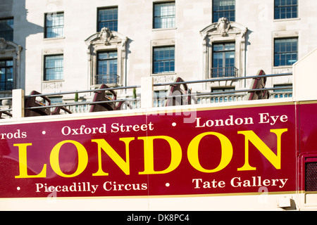 London tour bus. Close-up di livello superiore e la costruzione sullo sfondo Foto Stock