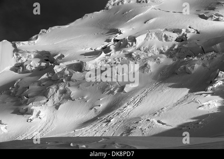 L'Antartide, Anvers Island, impostando il sole illumina in frantumi la superficie del ghiacciaio tra picchi di montagna lungo il canale Neumayer Foto Stock