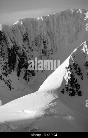 L'Antartide, Anvers Island, l'impostazione di sole illumina picchi di montagna lungo il canale Neumayer Foto Stock