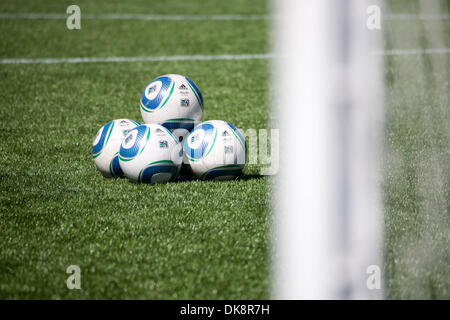 30 lug 2011 - Vancouver, British Columbia, Canada - Pratica di palle impilate e pronto prima della Major League Soccer (MLS) Gioco tra il Vancouver Whitecaps e la galassia al campo dell'Impero. (Credito Immagine: © David Bukach/ZUMAPRESS.com) Foto Stock