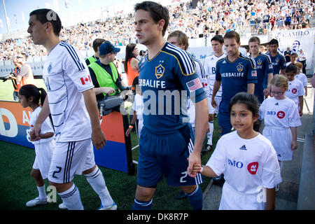 30 lug 2011 - Vancouver, British Columbia, Canada - La linea di partenza-up della Vancouver Whitecaps e la galassia della LA passeggiata sul passo prima della loro Major League Soccer (MLS) partita al campo dell'Impero. (Credito Immagine: © David Bukach/ZUMAPRESS.com) Foto Stock