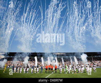 30 lug 2011 - Vancouver, British Columbia, Canada - Fuochi d'artificio durante la pre-game show presso il Major League Soccer (MLS) Gioco tra il Vancouver Whitecaps e la galassia al campo dell'Impero. (Credito Immagine: © David Bukach/ZUMAPRESS.com) Foto Stock