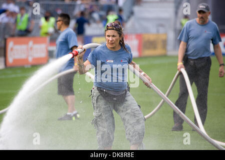 30 lug 2011 - Vancouver, British Columbia, Canada - motivazione personale verso il basso di acqua nel manto erboso a tempo di emisaturazione presso il Major League Soccer (MLS) Gioco tra il Vancouver Whitecaps e la galassia al campo dell'Impero. (Credito Immagine: © David Bukach/ZUMAPRESS.com) Foto Stock