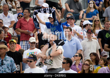 30 lug 2011 - Vancouver, British Columbia, Canada - un padre e figlio di fare il tifo per il Vancouver Whitecaps durante il loro Major League Soccer (MLS) gioco contro la galassia al campo dell'Impero. (Credito Immagine: © David Bukach/ZUMAPRESS.com) Foto Stock