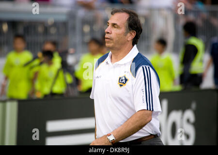 30 lug 2011 - Vancouver, British Columbia, Canada - la galassia della LA head coach BRUCE ARENA teste fuori il passo dopo una vittoria nella loro Major League Soccer (MLS) partita contro il Vancouver Whitecaps presso Empire campo. (Credito Immagine: © David Bukach/ZUMAPRESS.com) Foto Stock