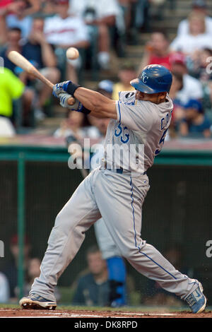 Luglio 30, 2011 - Cleveland, Ohio, Stati Uniti - Kansas City center fielder Melky Cabrera (53) taglia la sfera fuori casa piastra per un infield single durante il terzo inning contro Cleveland. Cleveland Indians portano il Kansas City Royals in campo progressivo in Cleveland, Ohio. (Credito Immagine: © Frank Jansky/Southcreek globale/ZUMAPRESS.com) Foto Stock