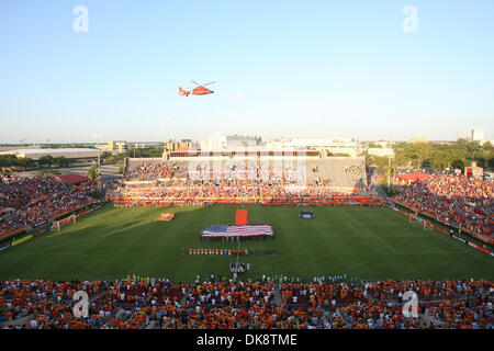 Luglio 30, 2011 - Houston, Texas, Stati Uniti - celebrazioni pregame alla dinamo sirene gioco include un sorvolare da noi Gurd costo. Houston Dynamo sconfisse le sirene di Seattle FC 3-1 al Robertson Stadium di Houston, Texas. (Credito Immagine: © Luis Leyva/Southcreek globale/ZUMAPRESS.com) Foto Stock