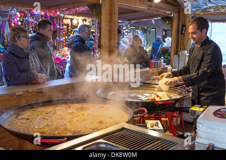 Il fast food bancarella vendendo cibo spagnolo e paella bulk durante il festival di Natale mercato, Glasgow, Scotland, Regno Unito, Gran Bretagna Foto Stock