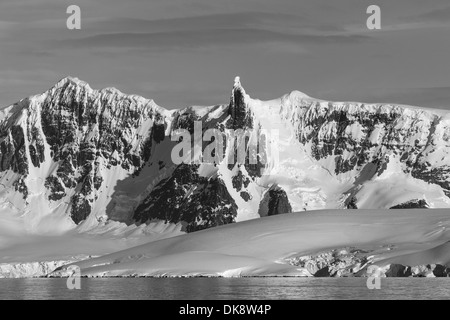 L'Antartide, neve e ghiacciaio coperto vette lungo Fournier Bay sull'Isola di Anvers Foto Stock