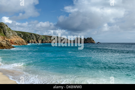 Vista oceano da Porthcurno Beach con la Logan promontorio di roccia. Cornovaglia, Inghilterra. Foto Stock